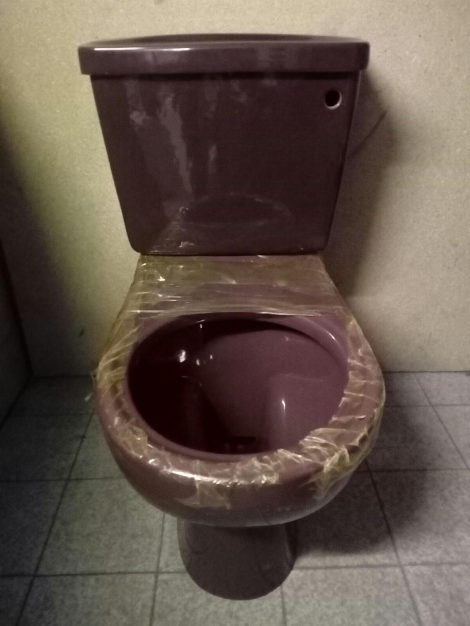 Burgundy Colour Close Coupled Toilet Pan Cistern Fittings Seat